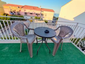 a table and two chairs on a balcony at Termoli in una stanza in Termoli +14 photos