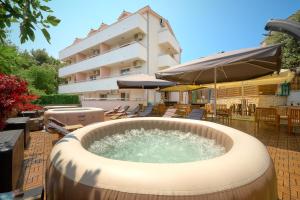 a hot tub in front of a building at APARTMANI SABB in Jezera