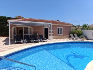 a swimming pool in front of a house at Casa de Limón in Ciudad Quesada