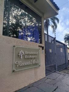 a sign on the side of a building with a gate at Casa Aconchego in São Carlos
