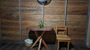 a table and two chairs and a potted plant at Cabaña Tu´ur in Lacanjá