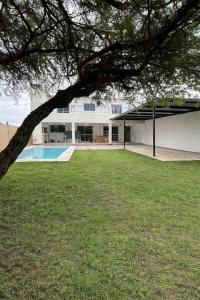 a house with a swimming pool in a yard at Refugio del Alma in Villa Anizacate
