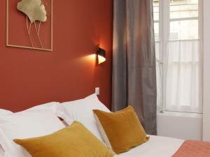a bedroom with a white bed and a window at Notre Dame de Senlis by La boite en Plus in Senlis