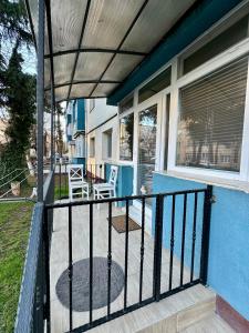 a screened in porch with chairs and a table at Zen 2 Bedroom Apartment with Terrace in Zalău