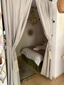 a bedroom with a bed and a curtain at נופש בפינה in Rosh Pinna