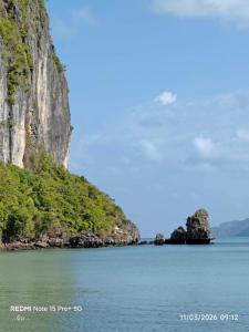 a view of a large body of water with a mountain at Koh Phaluay Eco Resort in Ko Phaluai