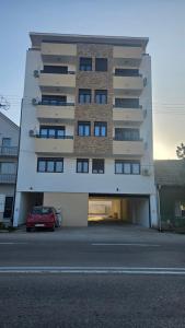 a building with a car parked in front of it at Stan na dan Pancevo 3 in Pančevo