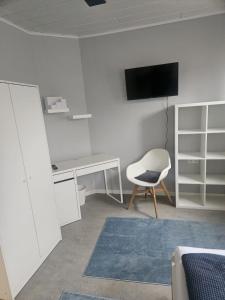 a white room with a desk and a chair at Ferienhaus im Eggetal in Preußisch Oldendorf