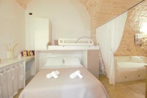 a small room with a bed with towels on it at Rubini's House in Giovinazzo