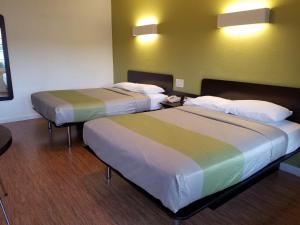 a hotel room with two beds in a room at Bermuda Palms Hotel in San Rafael