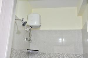 a bathroom with a water tank on the wall at Beach Flat in Bhīmunipatnam