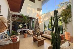 a living room filled with lots of potted plants at Casa Dornella - Casa de Hospedaje in Guaduas