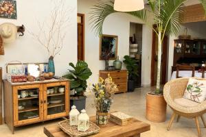 a living room with a coffee table and plants at Casa Dornella - Casa de Hospedaje in Guaduas
