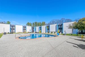 a courtyard with a swimming pool in front of a building at Sonesta Select Hotels Statesville in Statesville