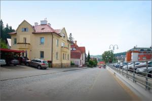 ulica z samochodami zaparkowanymi na parkingu w obiekcie Vila Marica w mieście Luhačovice