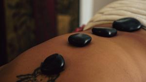 a close up of a stomach with black stones on it at Siramat Hotel in Petrópolis