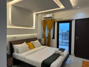 a bedroom with a large bed and a window at Voyage d'affaires et séjour paisible in Abidjan