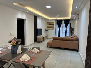a living room with a table and a couch at Voyage d'affaires et séjour paisible in Abidjan