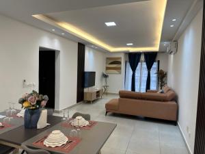 a living room with a couch and a table at Voyage d'affaires et séjour paisible in Abidjan