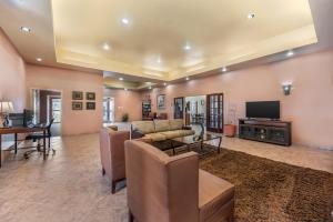 a living room with a couch and a tv at Best Western Dos Rios in Junction