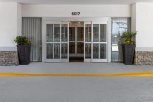 an entrance to a building with two large glass doors at Hampton Inn Baltimore/Glen Burnie in Glen Burnie