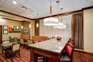 a dining room with a table and chairs at Hampton Inn Baltimore/Glen Burnie in Glen Burnie