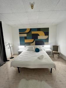 a bedroom with a bed with a painting on the wall at Hotel Elite in Turin