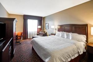 a hotel room with a bed and a television at Hampton Inn Baltimore/Glen Burnie in Glen Burnie +40 photos