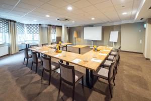 a large conference room with a long table and chairs at Hotel Am Markt Nordenham in Nordenham
