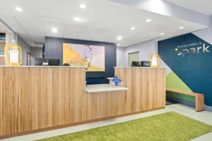 a lobby of a spark office with a reception desk at Spark by Hilton Bettendorf Quad Cities in Bettendorf