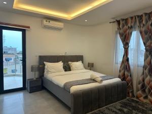 una camera da letto con un letto e una finestra di Tranquilité et confort comme à la maison a Abidjan