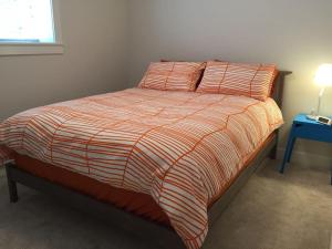 Lova arba lovos apgyvendinimo įstaigoje Brand New 2 Brdm Suite - New House