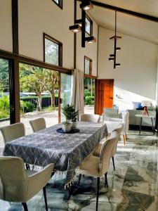 a dining room with a table and chairs at Villa Palladio Carrillo in Hojancha