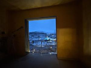 a room with a window with a view of a city at Payl Hotel in Arrinj