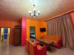 a living room with a table and a couch at Payl Hotel in Arrinj