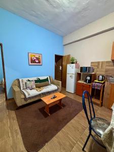 a living room with a couch and a table at Mini loft moderno y equipado in Fernando de la Mora