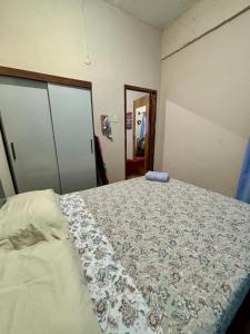 a bedroom with a bed with a blanket on it at Mini loft moderno y equipado in Fernando de la Mora