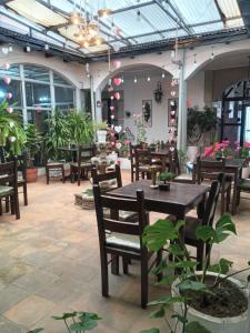 a patio with a table and chairs and plants at Hotel y Restaurante Posada Real in Quetzaltenango