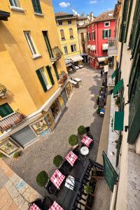 an overhead view of a courtyard with tables and chairs at Vinessa Rooms in Sirmione