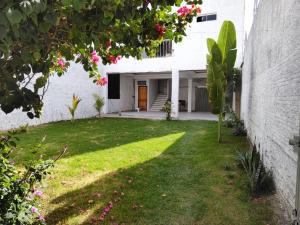 a courtyard of a house with pink flowers at Chácara Santa Teresinha Crato in Crato