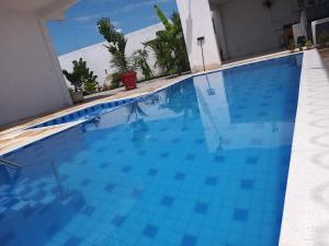 a large blue swimming pool with blue tiles on it at Chácara Santa Teresinha Crato in Crato