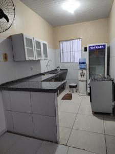 a kitchen with a large counter in a room at Chácara Santa Teresinha Crato in Crato +2 photos