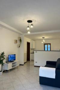 a living room with a couch and a tv at Il Nido sul Lago B&B in Viverone