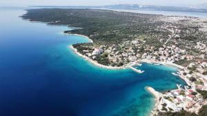 an aerial view of a small island in the ocean at room MLIN 2 in Jakišnica