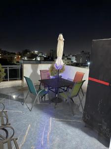 a table and chairs with a vase on a roof at Zac Mbao appartement meuble in Mbaw