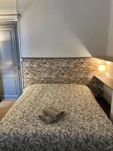 a bedroom with a bed with two towels on it at Studio à 350m de la gare in Tours
