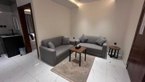 a living room with a couch and a table at غنى الأفق in ‘Afīf +40 photos