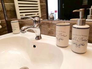 Et badeværelse på Apartament Fundeni + 77 billeder