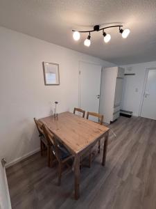 a dining room with a wooden table and chairs at Ferienwohnung in Hackenheim