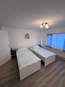 a bedroom with two beds and a window at Ferienwohnung in Hackenheim